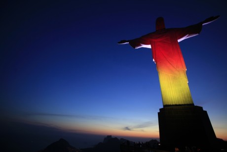 Anhang ID 164381 - The-statue-of-Christ-the-Redeemer-is-seen-lit-up-in-the-colours-of-Germany-s-national-flag-in-Rio-de-Janeiro.jpg