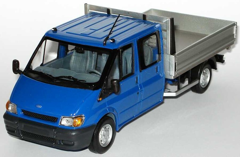 Anhang ID 130752 - 1zu43_Ford_Transit_2000_Doka_Pritsche_blau_silber_Ford_Minichamps_15567_02.JPG