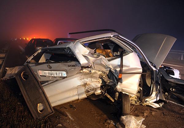 Anhang ID 110043 - massenkarambolage-in-der-neujahrsnacht-ein-besonders-schwer-beschaedigtes-auto-auf-der-a5-foto-dpa-.jpg