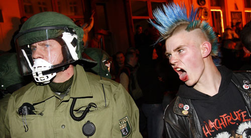 Anhang ID 44917 - punk_polizei.jpg