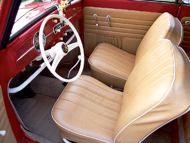 Anhang ID 81114 - 0305vwt_05z+1958_Volkswagen_Beetle+Red_Driver_Side_Interior_View.jpg